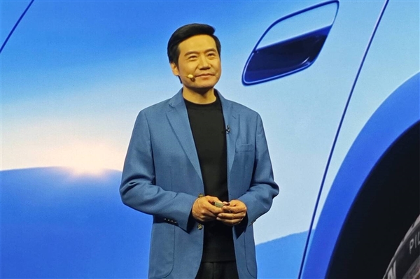 雷军到访宇树:王兴兴陪同观看了人形机器人表演