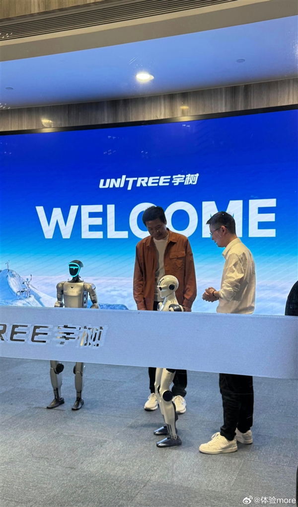 雷军到访宇树:王兴兴陪同观看了人形机器人表演