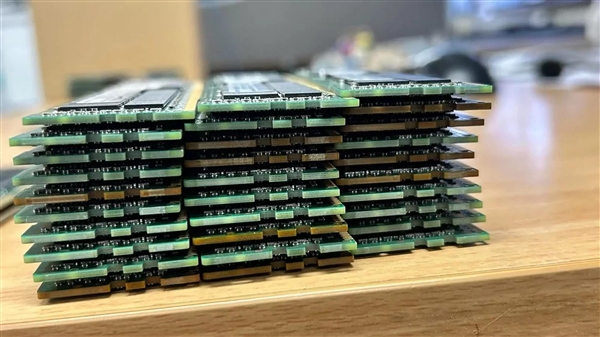 翻了10几倍!澳洲一男子车库里意外翻出30条64GB DDR4内存:价值至少超8万元