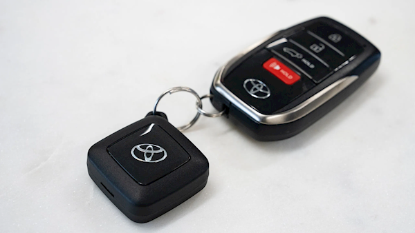 专门坐飞机去澳洲偷陆巡和普拉多!丰田被偷麻了 上线专属防盗装置