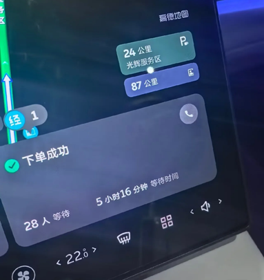 全怪增程车抢桩?假期服务区上演充电难:有车主排队上百号