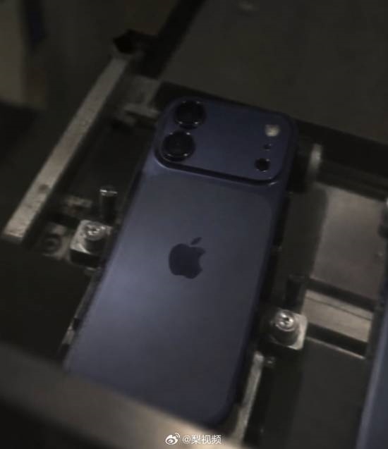 iPhone18外观曝光被骂丑!难看和好看之间选了好难看