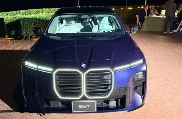 宝马7系用回V8动力!2027款宝马M760 xDrive发布:最高570马力