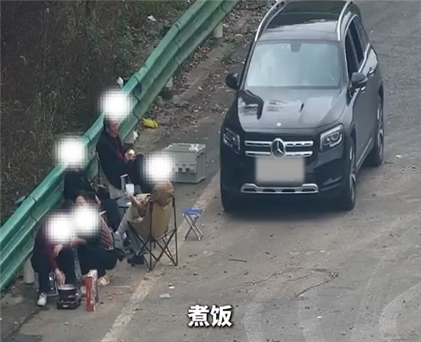 胆子太肥!5人在高速避险车道围坐生火做饭:罚款200记3分