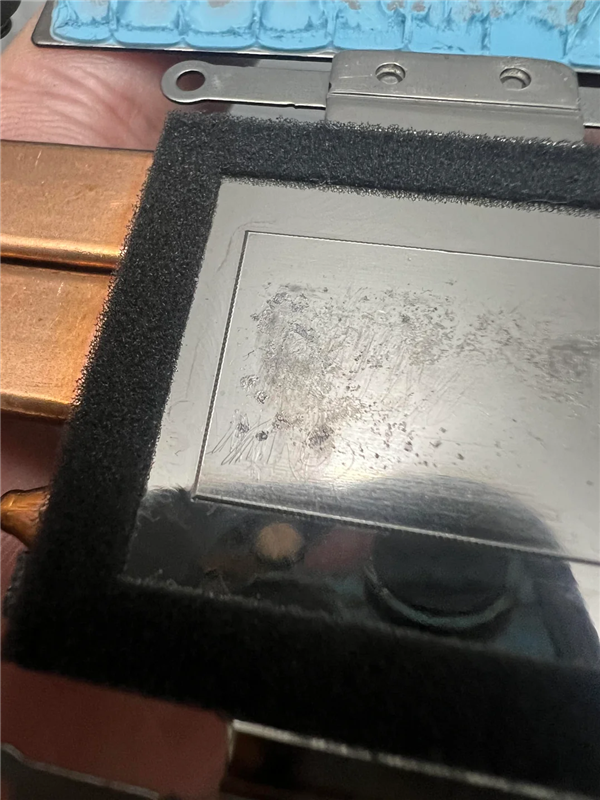 太离谱了!网友用刀片刮CPU清理液金:把铜质底座都刮凹了