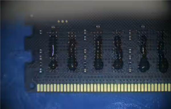 850元变7000元!大神魔改笔记本DDR5颗粒:变身7800MHz台式机神条