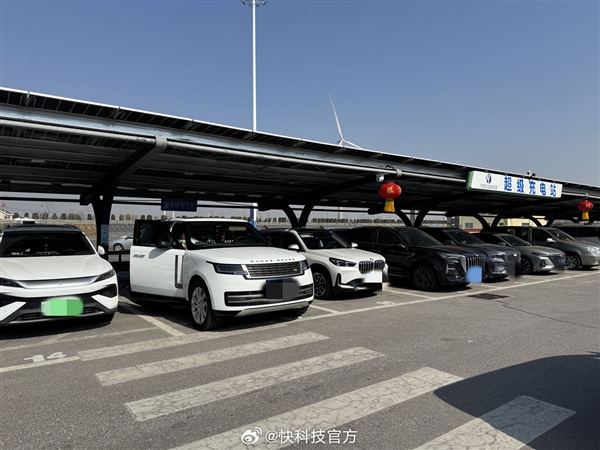 为省18元油钱耗4小时!增程车挤200辆队伍充电引大争论