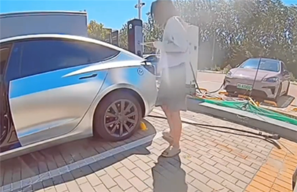 心真大!电车车主充完电不拔枪:直接起步将电桩拽倒