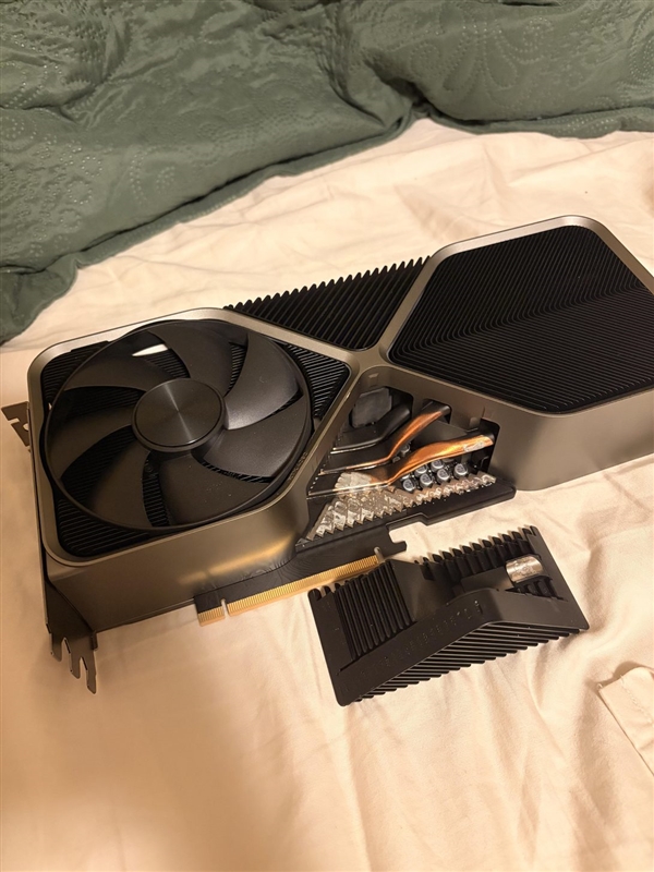 英伟达旗舰卡刚过保就翻车!RTX 4090 FE散热器脱落:维修费高达2700元