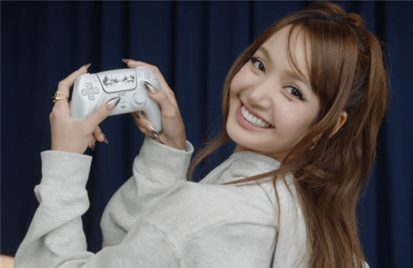 545元!韩团女星Lisa联名版索尼DualSense手柄预售