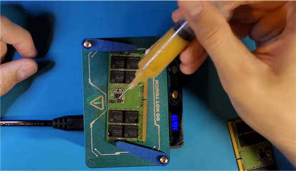 850元变7000元!大神魔改笔记本DDR5颗粒:变身7800MHz台式机神条