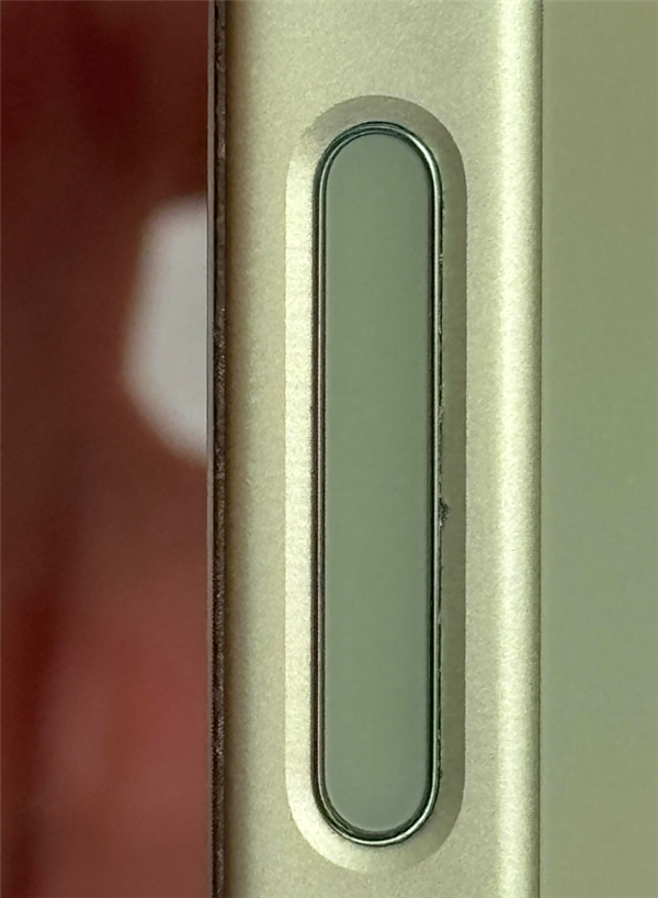 网传iPhone 17标准版相机键掉漆可免费换中框及电池!客服回应