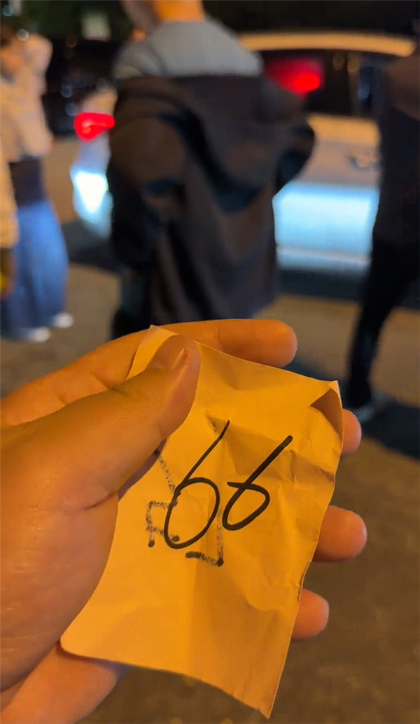 高速服务区新能源汽车集中充电 车主吐槽:像在排队打饭