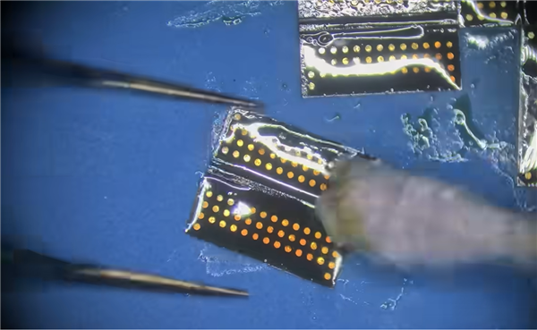 850元变7000元!大神魔改笔记本DDR5颗粒:变身7800MHz台式机神条