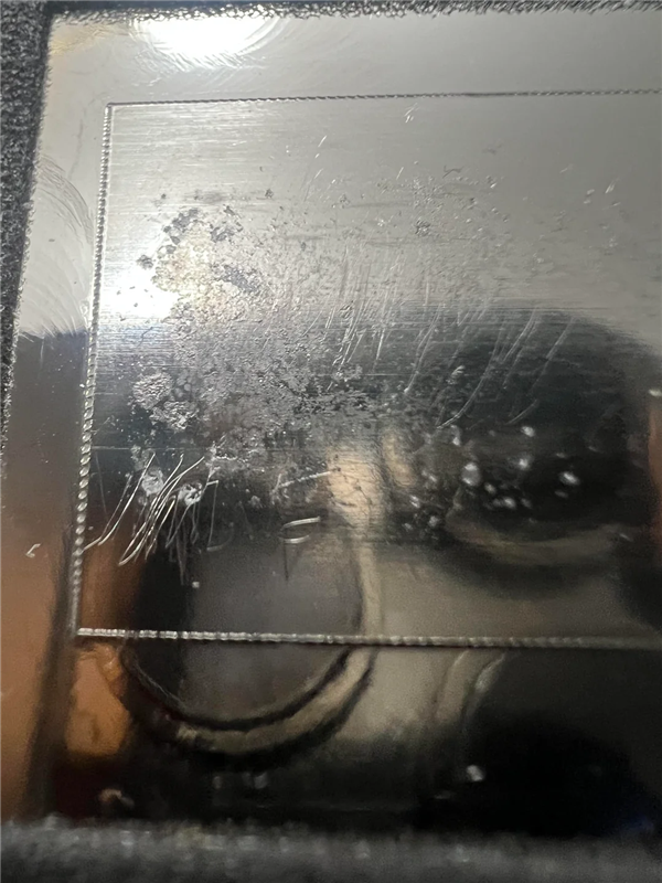 太离谱了!网友用刀片刮CPU清理液金:把铜质底座都刮凹了