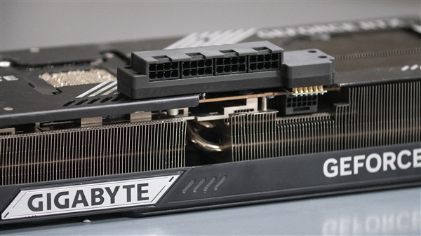 RTX 5090烧接口终于有救!手搓四个8pin替代:温度仅45°C