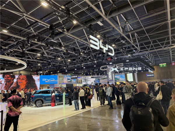 巴黎车展上 中国车比法德加起来还多。。。