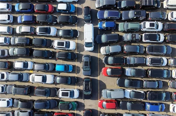 七旬大爷花近13万买新车 却收到旧款库存车!法院:退一赔三