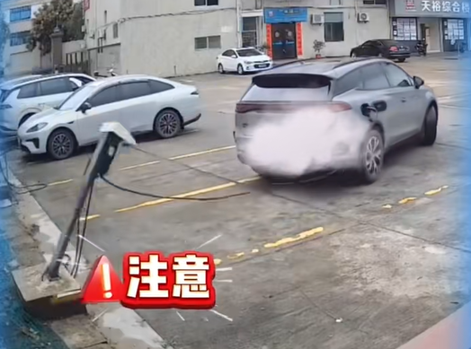 心真大!电车车主充完电不拔枪:直接起步将电桩拽倒