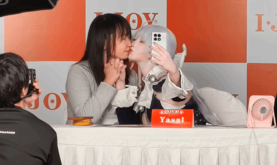 韩国Coser Yasal回应接吻女粉:是她主动要求的