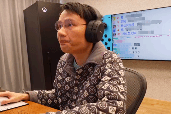 超级小桀直播大尺度新游被封禁 卖电脑黑历史被重提