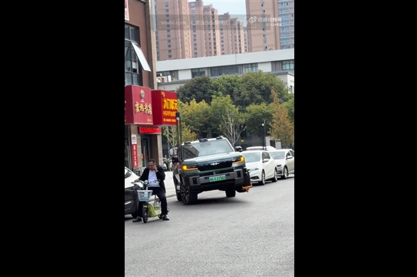 方程豹8名场面:车轮锁死还能跑 三轮行驶引发路人围观