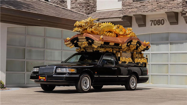 车顶盘踞金色巨龙的灵车!1997款林肯Town Car即将拍卖