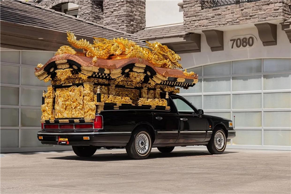车顶盘踞金色巨龙的灵车!1997款林肯Town Car即将拍卖