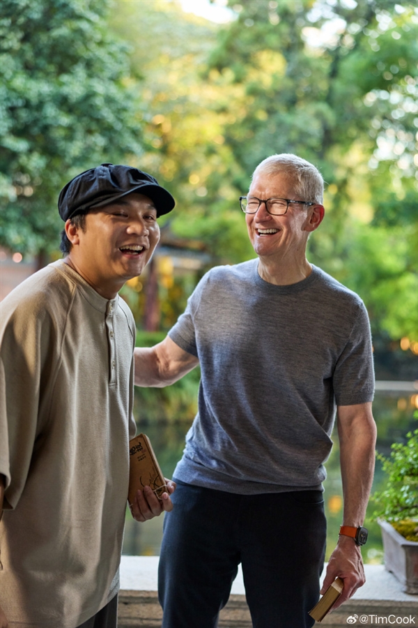 库克卸任苹果CEO后首次访华!现身广州 探班iPhone 18 Pro咏春短片拍摄