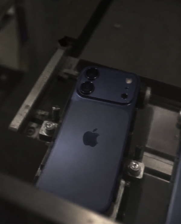 iPhone 18外观渲染图出炉:Pro版同款大矩阵镜组 无长焦镜头