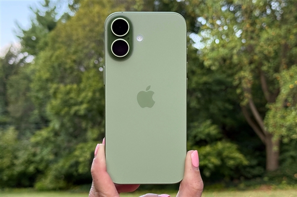 Pro Max售价过万!iPhone标准版成焦点:更香了