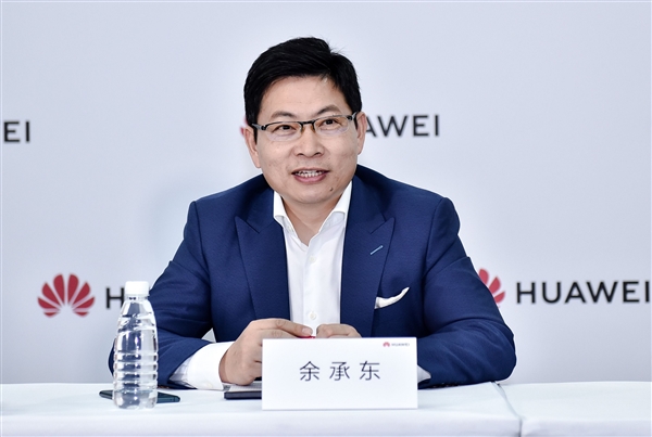 余承东称阔折叠苹果都模仿我们!华为带火阔直板 安卓手机集体抄作业:多款机型准备中