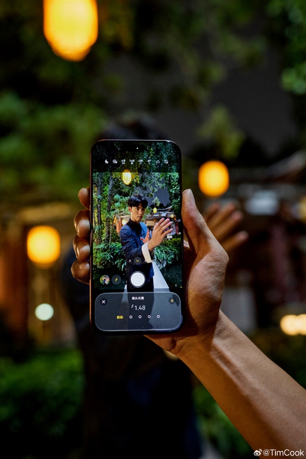 库克卸任苹果CEO后首次访华!现身广州 探班iPhone 18 Pro咏春短片拍摄